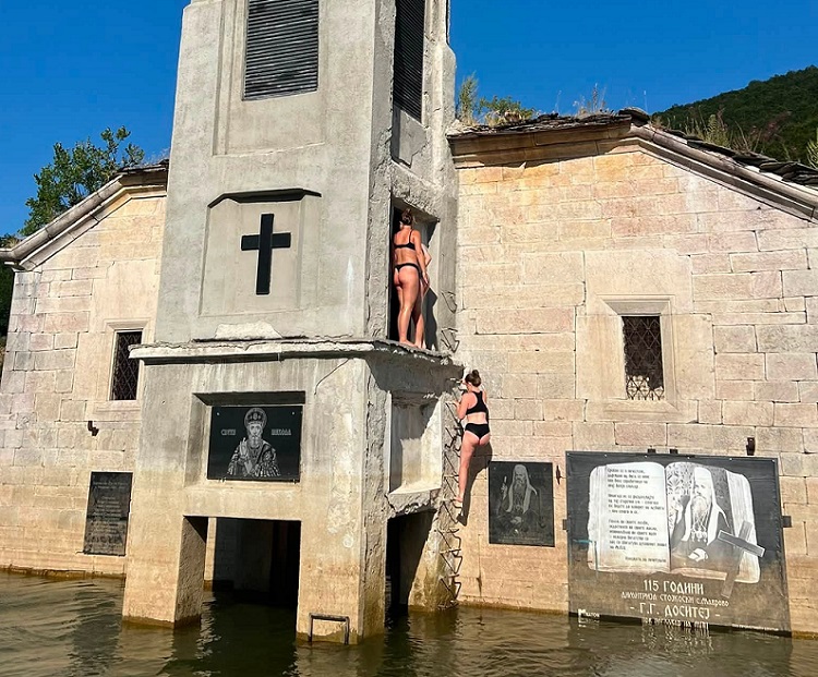 (ФОТО) ВО ТАНГА ГАЌИ СЕ КАЧУВААТ ПО ЦРКВАТА ВО МАВРОВСКОТО ЕЗЕРО: Фотографиите предизвикаа бурни реакции на социјалните мрежи