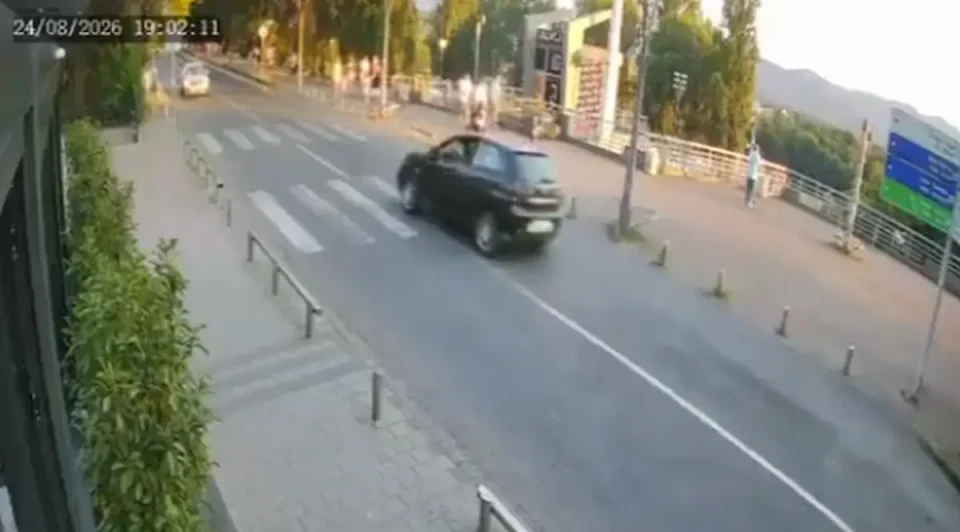 (ВОЗНЕМИРУВАЧКО ВИДЕО) Загина 5-годишно девојче во Краљево, млад возач ја прегази на тротоар