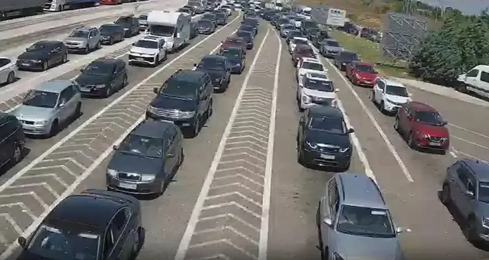 ГОЛЕМИ КОЛОНИ НА ЕВЗОНИ: За влез во Македонија од Грција се чека околу час и половина