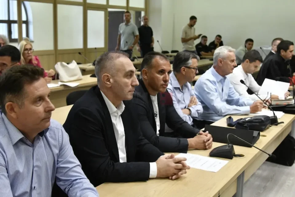 (ФОТО) ГРУБИ СЕДНА НА ОБВИНИТЕЛНА КЛУПА: Почна судењето за Државна лотарија