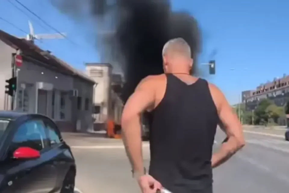 (ВИДЕО) ХЕРОЈСКИ ПОТЕГ НА ПОРАНЕШНИОТ СРПСКИ КОШАРКАР: Гуровиќ спаси човек од запалено возило