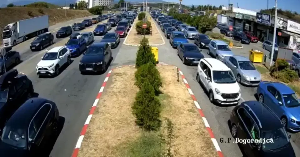 КИЛОМЕТАРСКИ КОЛОНИ КОН ГРЦИЈА: Над 17.000 патници ја напуштиле држата преку Гевгелија за 24 часа