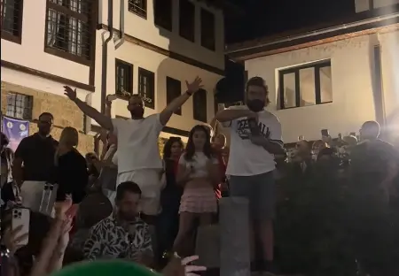 (ВИДЕО) „БИСЕР БАЛКАНСКИ“ СЕ ПЕЕ НА ПОЛНОЌ: Млади улични артисти ја распеаја охридската чаршија