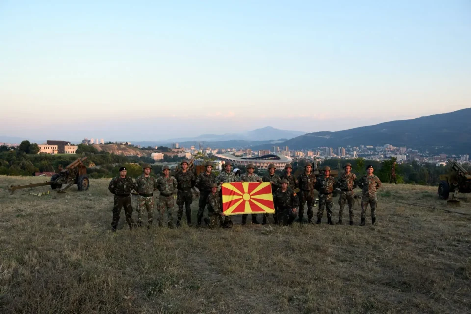 (ФОТОГАЛЕРИЈА) ПОЧЕСНА АРТИЛЕРИСКА СТРЕЛБА ВО СКОПЈЕ: Армијата го одбележува 18 август
