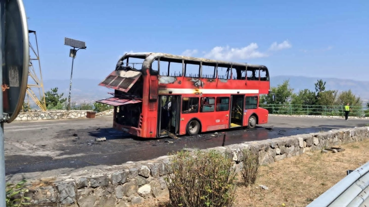 (ФОТО) НЕМА ПОВРЕДЕНИ: Изгаснат пожарот во автобусот на ЈСП на Водно