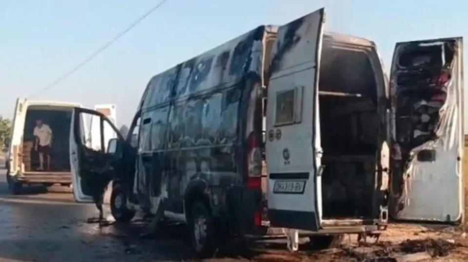(ВИДЕО) Во Албанија се запали комбе со македонски регистарски таблички, превезувало пилиња