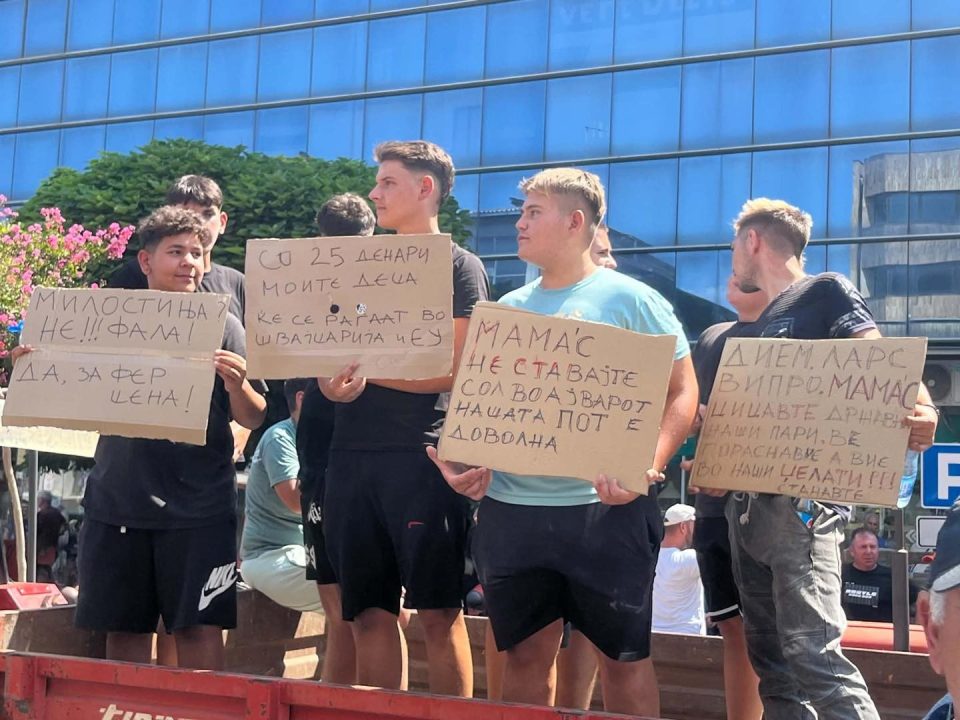 БАРААР ПОВИСОКА ЦЕНА НА „АЈВАРКАТА“: Земјоделците повторно на протест во Струмица