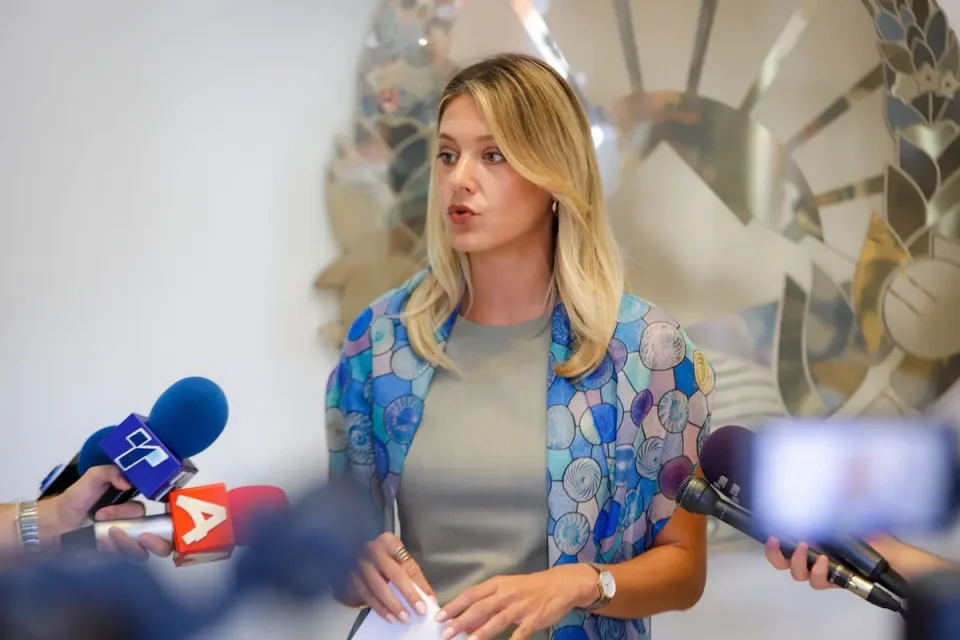 (ВИДЕО) ВЛАДАТА ДОНЕСЕ ОДЛУКА: Цените на училишниот прибор се намалуваат за најмалку 15 отсто, соопшти Митева
