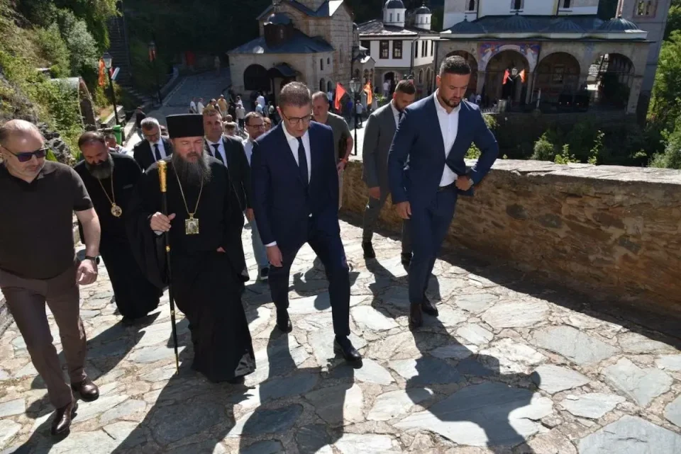 (ФОТО) МИЦКОСКИ ВО ПОСЕТА НА „СВ. ЈОАКИМ ОСОГОВСКИ“: Нашите свети места се потсетник на вредностите што нè обединуваат