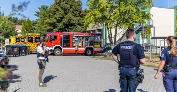 НАПАД СО НОЖ ВО УЧИЛИШТЕ КАЈ БЕРЛИН: Убиени ученичка и маж кој сакал да и помогне, осомничениот е уапсен