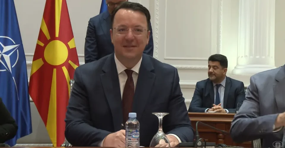 (ВИДЕО) МАКЕДОНИЈА ГО ДОКАЖУВА СВОЕТО МЕСТО КАКО СРЦЕ НА БАЛКАНОТ: Почнуваме со реализација на третата секција од железничкиот Коридор 8, истакна Николоски