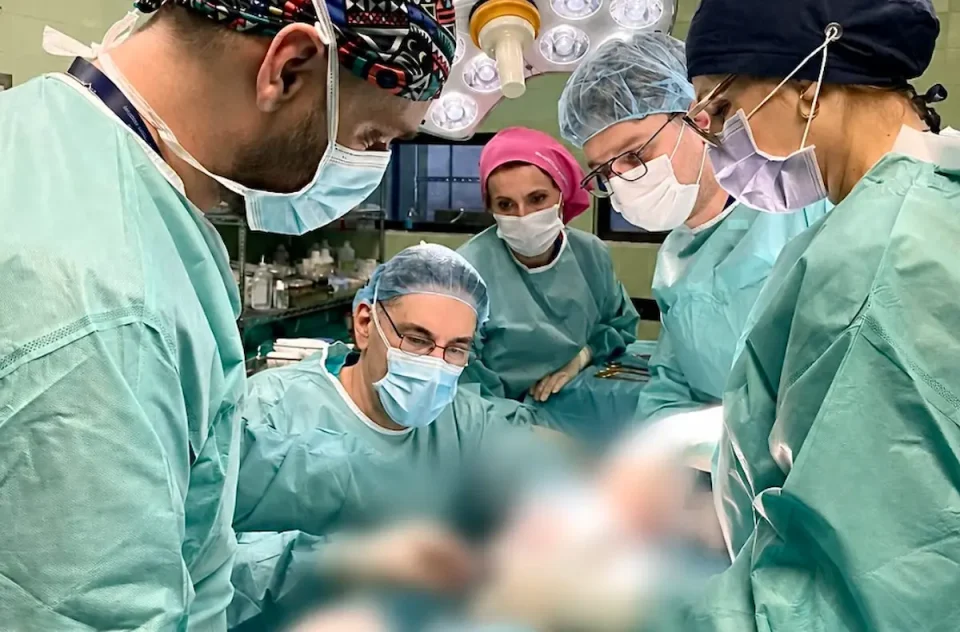 ИНТЕРВЕНЦИЈА КАЈ ЕДЕН ОД НАЈТЕШКО ПОВРЕДЕНИ ПАЦИЕНТИ ВО ПОЖАРОТ ВО КОЧАНИ: Д-р Игор Маљковиќ од Белград заедно со тимот од Клиниката за пластична и реконструктивна хирургија извршија сложена операција