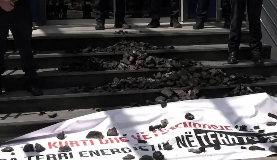 Пратеници на Алијансата за иднината на Косово истурија јаглен пред Владата во Приштина