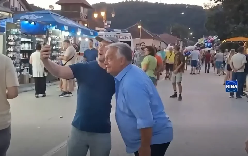 (ВИДЕО) ОРБАН УЖИВА НА ДРАГАЧЕВСКА ТРУБА ВО ГУЧА: Пробува специјалитети и прави селфи со присутните