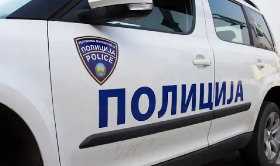 ЗАПАЛИВА ТЕЧНОСТ ФРЛЕНА ВРЗ ДЕЛОВЕН ОБЈЕКТ ВО ЦЕНТАР: Оштетени фасадата и влезната врата