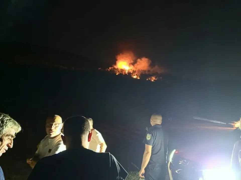 ТЕШКА НОЌ КАЈ ЦЕРОВО: Пожарникарите во битка со огнената стихија