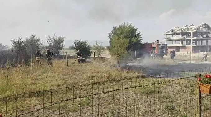 (ВИДЕО) Огнот сопрен пред првите куќи во Водоча: Пожарот во струмичко сè уште е активен