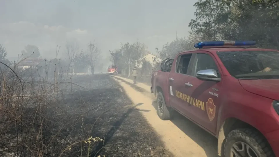 (ВИДЕО) Делчевец палел гуми во двор, пожарот се проширил во шумата кај Бигла, во гаснењето се вклучуваат три „Ер трактори“ и хеликоптер