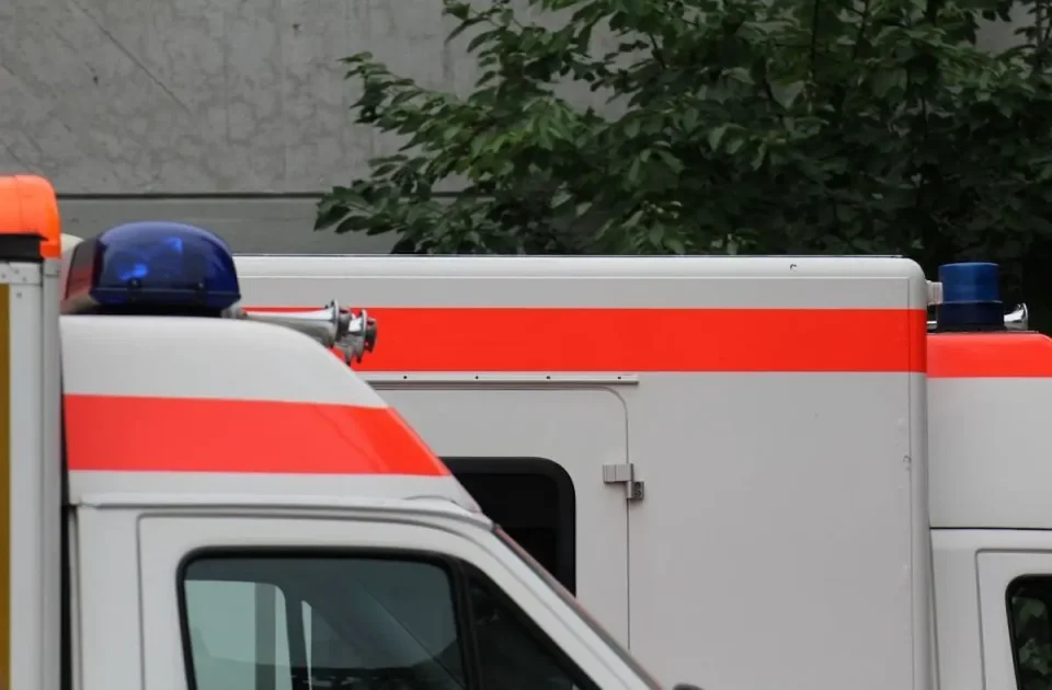 ЗАРАДИ ДЕЗИНФОРМАЦИИ НА ТИК-ТОК: Брза помош нападната во Романија со камења, стапови и секири
