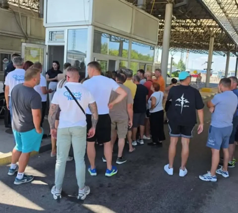 ВОЗАЧИ ОД СТРАНСТВО ЧЕКААТ ДА ПЛАТАТ КАЗНА ОД „СЕЈФ СИТИ“: Редици на граничниот премин Табановце