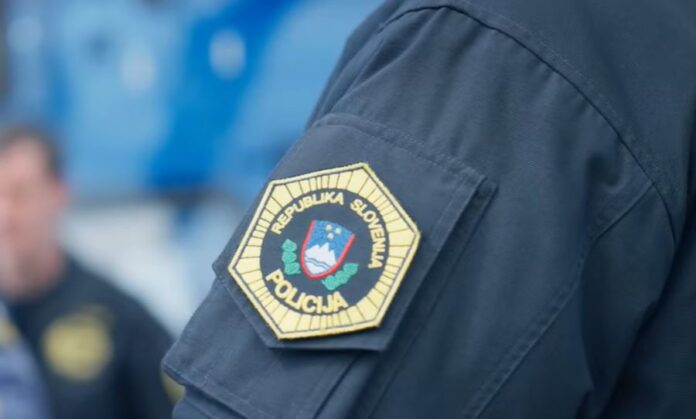 Лажен полицаец 18 месеци работел на аеродром во Словенија