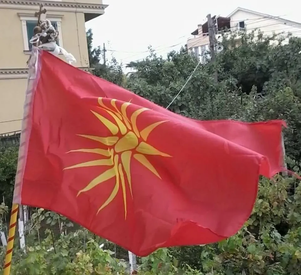 НА ДЕНЕШЕН ДЕН ВО 1992 ГОДИНА: Македонија ги усвои државното знаме и химната „Денес над Македонија“