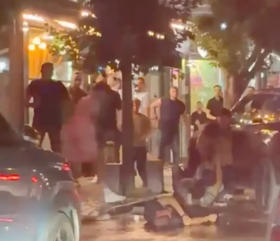 (ВОЗНЕМИРУВАЧКО ВИДЕО) БРУТАЛНО НАСИЛСТВО ВО ГОСТИВАР: Момче претепано со клоци и дрвена прачка