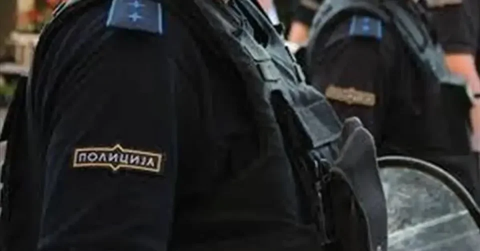 ТАТКО И СИН НАПАДНАЛЕ ПОЛИЦАЈЦИ ВО ТЕТОВО: Тројца лишени од слобода по обид за предавање бела прашкаста материја