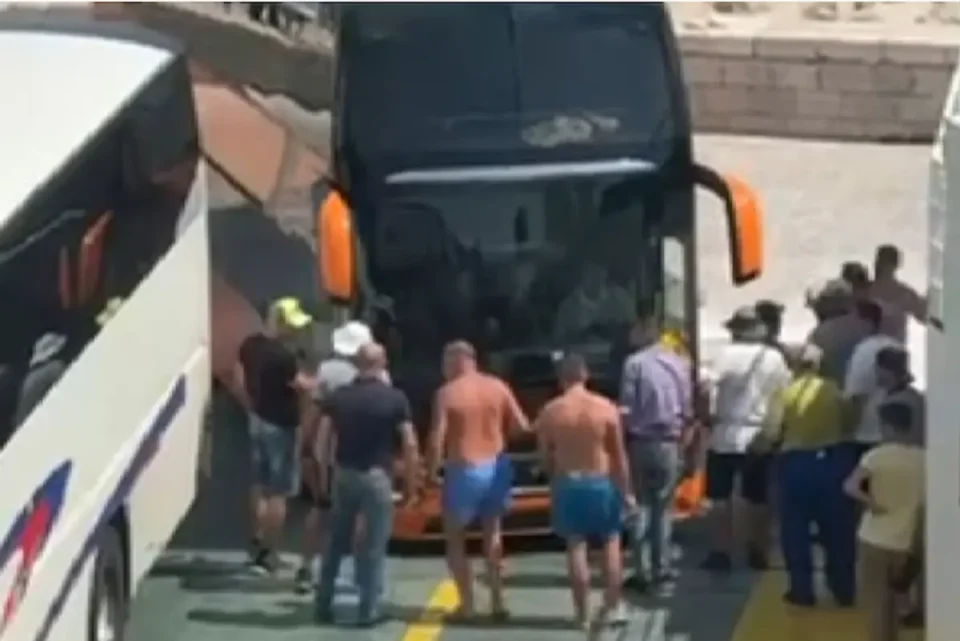 (ВИДЕО) Автобус со ученици заглави на траектот за Корчула
