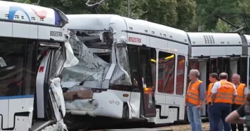 (ВИДЕО) ДВА ТРАМВАИ СЕ СУДРИЈА ВО ГЕРМАНИЈА: 25 патници повредени, тројца се во критична состојба