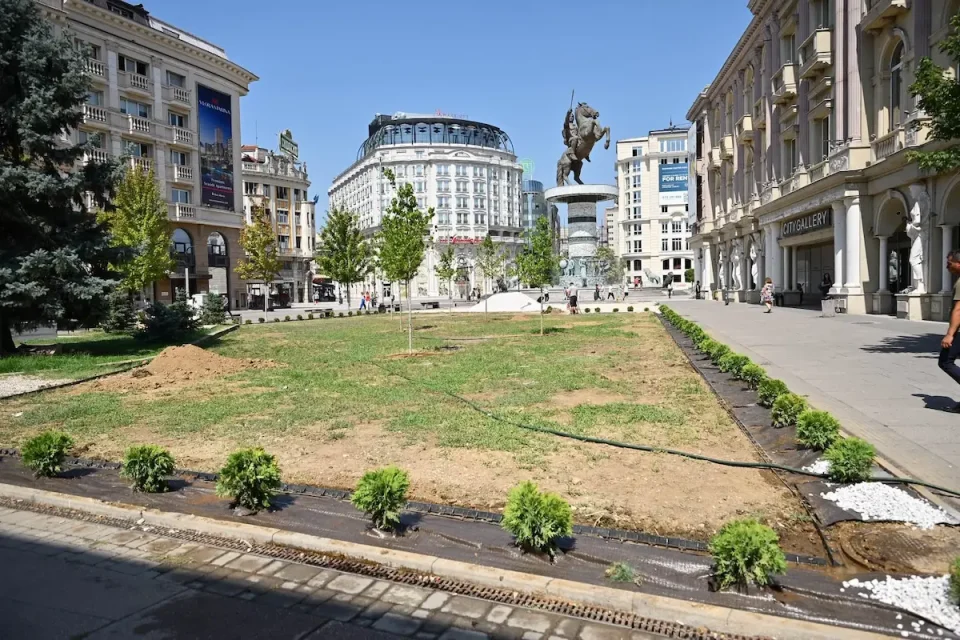 (ФОТО) Ѓорѓиевски: Запуштениот тревник на плоштад „Македонија” станува мала зелена оаза