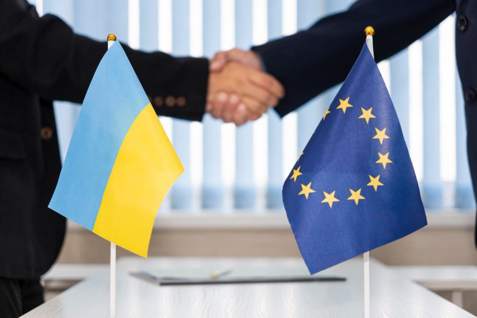 КАМАТАТА ОД ЗАМРЗНАТИТЕ РУСКИ СРЕДСТВА: ЕУ ќе ѝ даде на Украина 1,4 милијарди евра