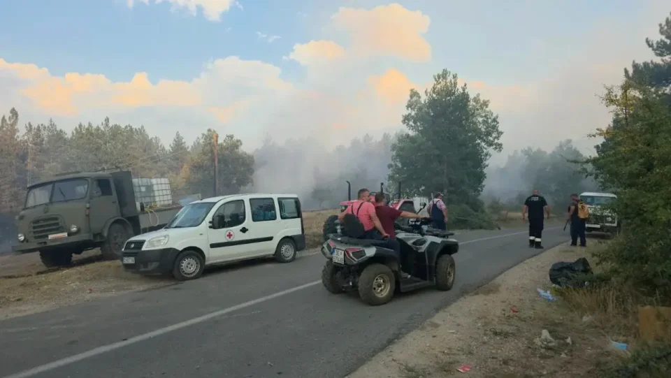 (ВИДЕО) 300 ЛУЃЕ НА ТЕРЕН ГО ГАСНАТ ГОЛЕМИОТ ПОЖАР КАЈ БИГЛА: Огнот повторно се разгорува поради ветерот и високите температури