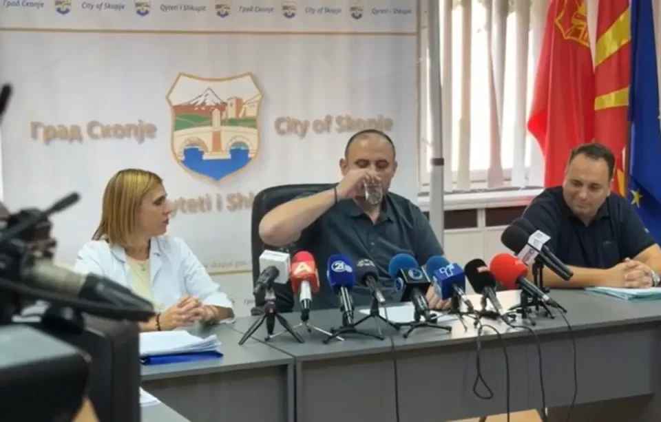(ВИДЕО) ГРАДОНАЧАЛНИКОТ ЃОРЃИЕВСКИ СЕ НАПИ ВОДА ОД ЧЕШМА ЗА ДА ГИ ДЕМАНТИРА ШПЕКУЛАЦИИТЕ ДЕКА Е ЗАГАДЕНА: Ќе одговара СЕКОЈ ЕДЕН кој шири страв и паника врз населението