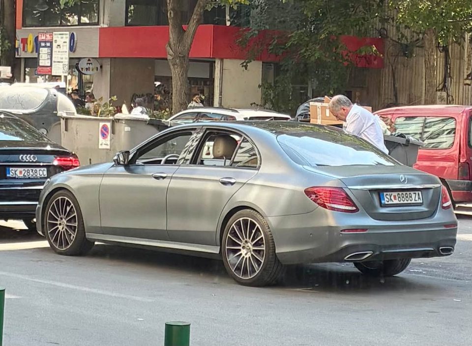 Македонија Манасиевски: Жерновски пак го вози автомобилот на “братучедот”, а богами и непрописно паркира