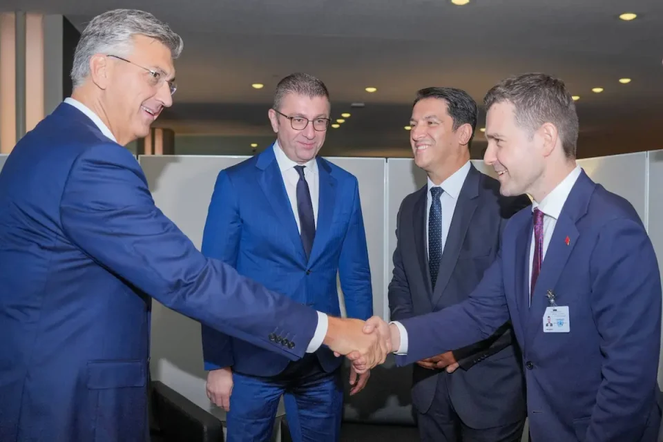 ВО ФОКУСОТ СЕ ЕВРОПСКАТА ИНТЕГРАЦИЈА, БЕЗБЕДНОСТА И РЕГИОНАЛНАТА СОРАБОТКА: Мицкоски со серија на средби во Њујорк