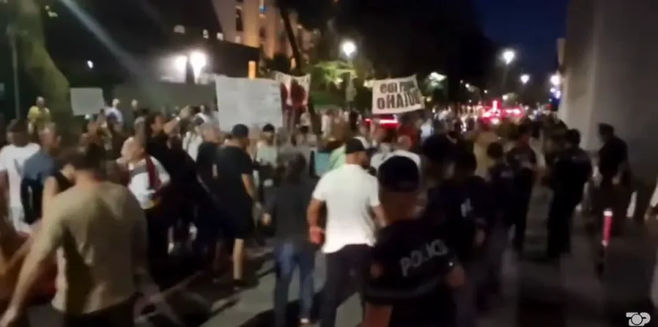 (ВИДЕО) ЕСКАЛИРА 94. ПРОТЕСТ ВО ТИРАНА: Судири со полицијата, Рама го напушти кабинетот под силно обезбедување