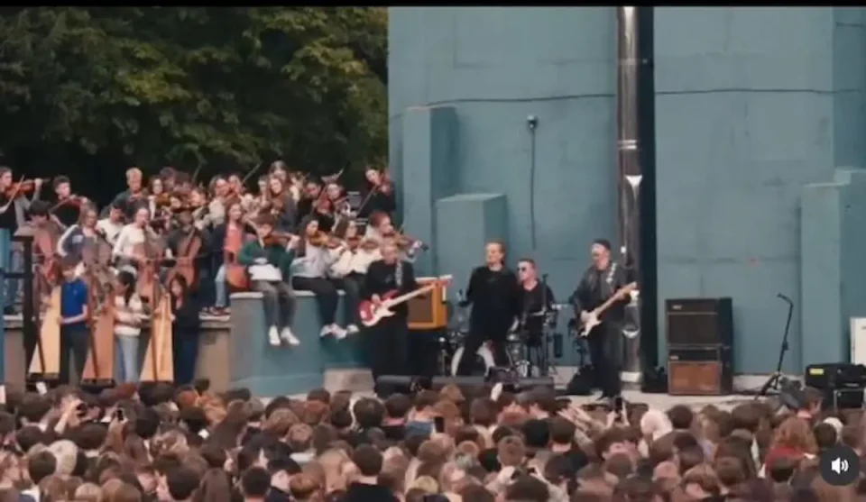 U2 ОДБЕЛЕЖА 50 ГОДИНИ ОД ОСНОВАЊЕТО: Бендот одржа концерт во училиштето во кое започна неговата музичка приказна