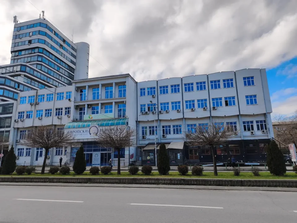 ВЛАДАТА ПРЕПОРАЧА РАБОТА ОД ДОМА: Вработените привремено ја напуштаат зградата на „Нова Македонија“ поради вода во електричните инсталации