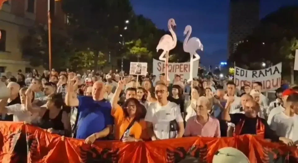 „Фламинго револуција“: Во Тирана одржан 100-тиот протест, Албанците се заканија со граѓанска непослушност
