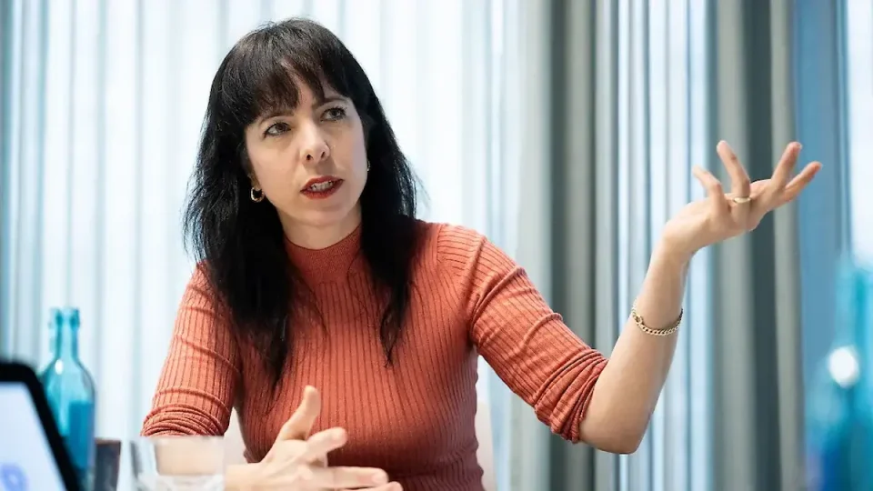 ЈА НАРЕКУВААТ „МАМДАНИ ОД БЕРЛИН“: Која е Елиф Ералп, политичарката што би можела да стане градоначалничка на германскиот главен град?