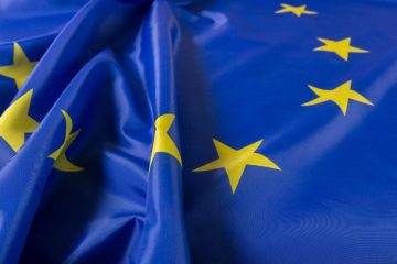 Знаме на Европската Унија како симбол на европските институции и политики