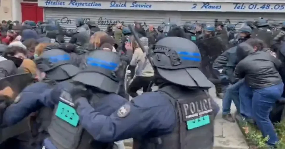 (ВИДЕО) ФРАНЦУСКИТЕ УЧЕНИЦИ ИЗЛЕГОА НА УЛИЦИТЕ: Стотици училишта блокирани, полицијата приведе околу 440 лица