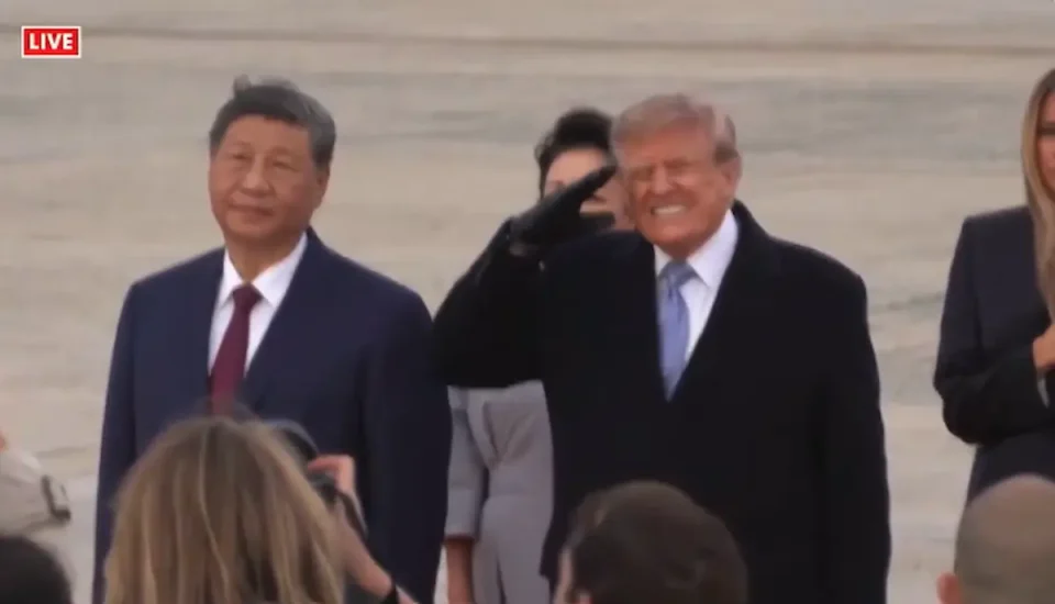 (ВИДЕО) ТРАМП ГО ПРЕЧЕКА ЏИНПИНГ СО НАЈВИСОКИ ПОЧЕСТИ, НО ЕДЕН ДЕТАЛ ПРИВЛЕЧЕ ВНИМАНИЕ: Гримасата на американскиот претседател стана хит