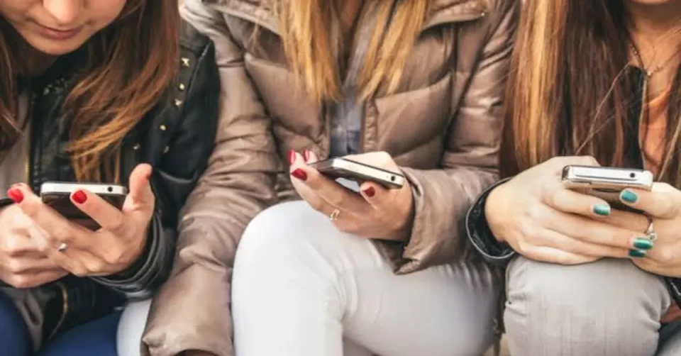 ЕУ ПОДГОТВУВА ОГРАНИЧУВАЊА ЗА ДЕЦАТА НА ИНТЕРНЕТ: Социјалните мрежи, чет-ботовите и онлајн игрите во фокусот