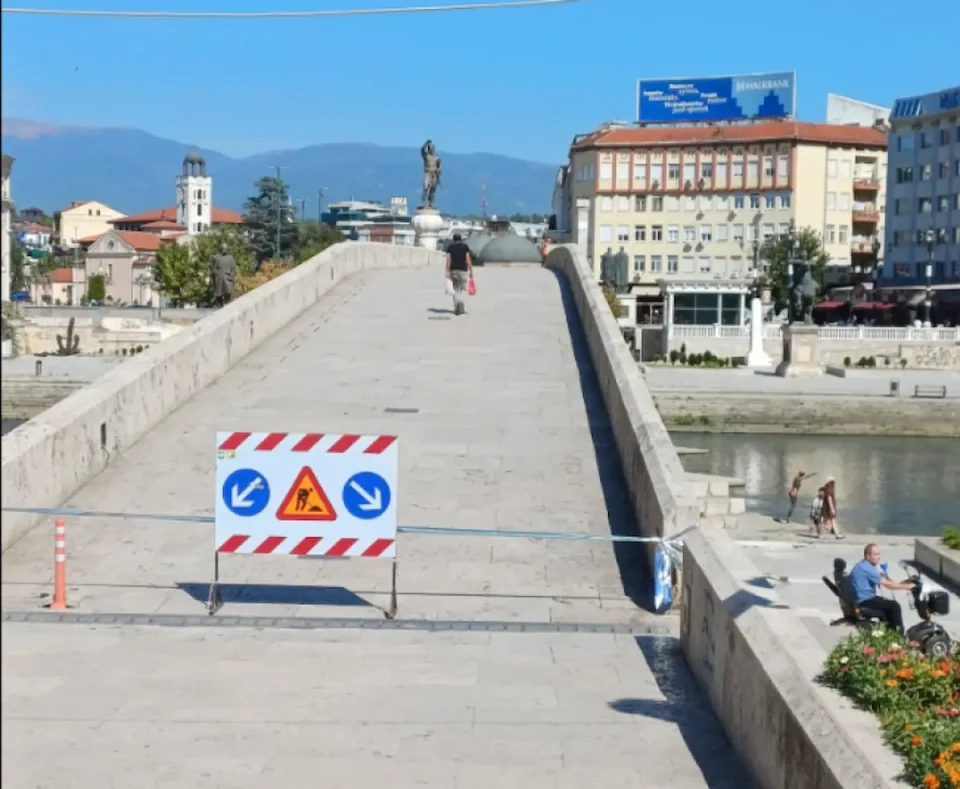Камениот мост е затворен за пешаци, Град Скопје ја објави причината