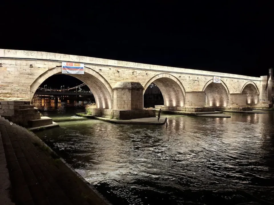 (ФОТО) Камениот Мост во Скопје блесна со ново осветлување