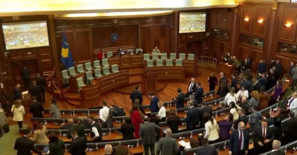 КОСОВСКИТЕ ПРАТЕНИЦИ ЗАСТАНАА ЗАД ПОРАНЕШНИТЕ ВОДАЧИ НА ОВК: Со 99 гласа го оспорија заклучокот за злосторнички потфат