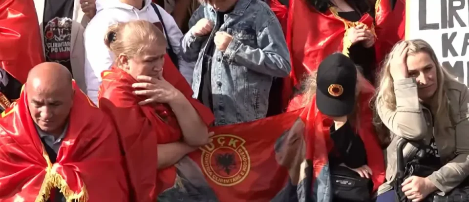 (ВИДЕО) СОЛЗИ И СВИРЕЖИ ВО ПРИШТИНА: Пресудата за Тачи се следеше во живо на плоштадот
