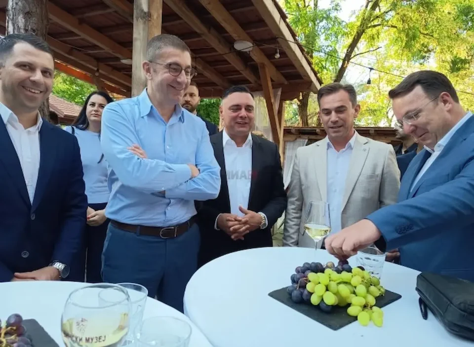 МИЦКОСКИ МЕЃУ ГОСТИТЕ ВО КАВАДАРЦИ: „Тиквешкиот гроздобер“ ги обедини традицијата и културата